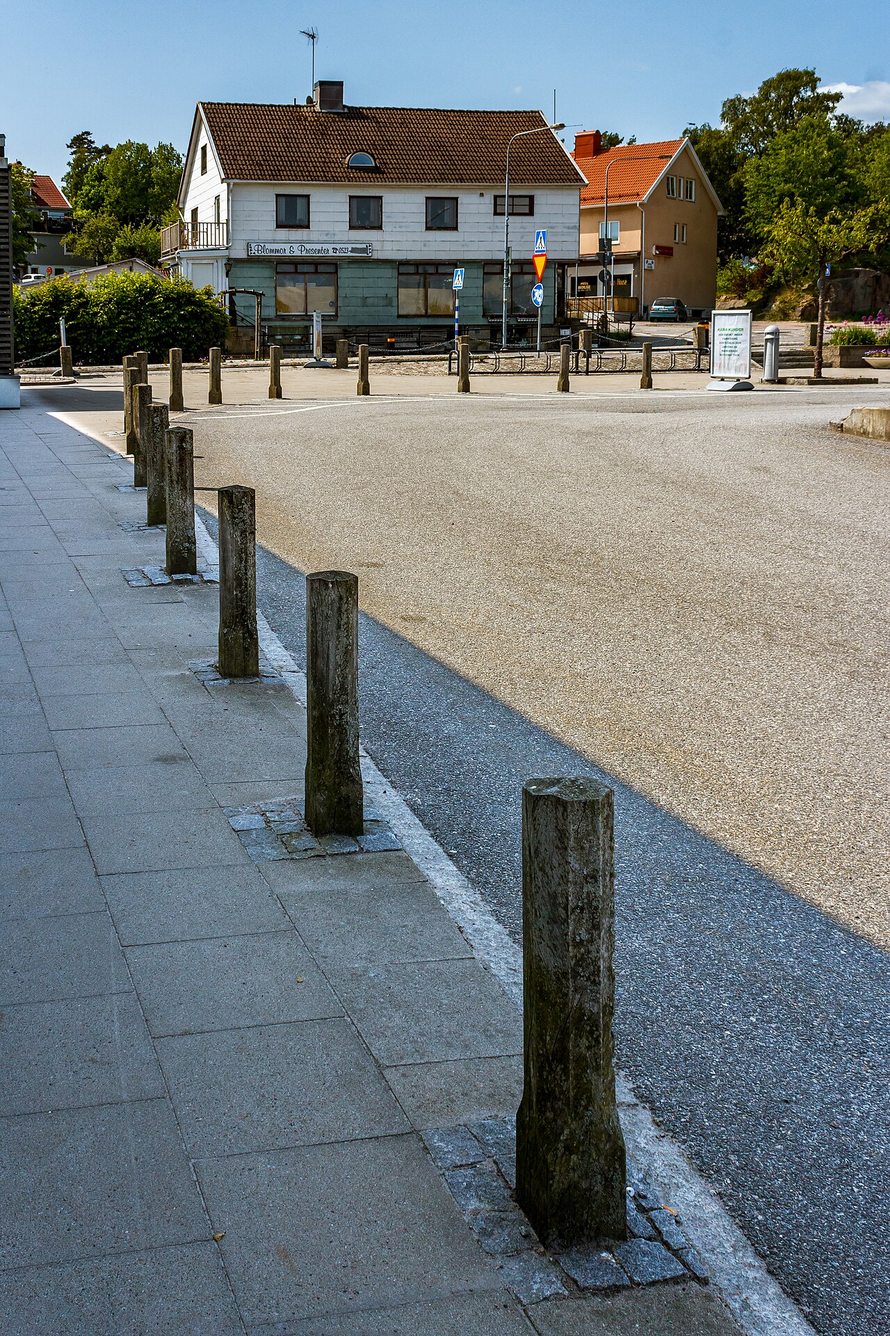 Reflective black-and-white bollards on a Swedish E4 motorway